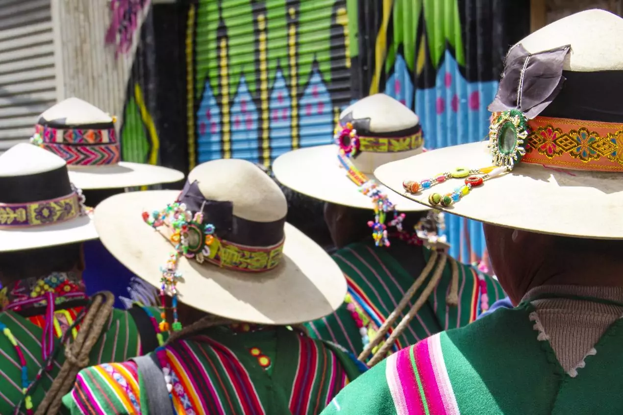 bolivia traditional garment