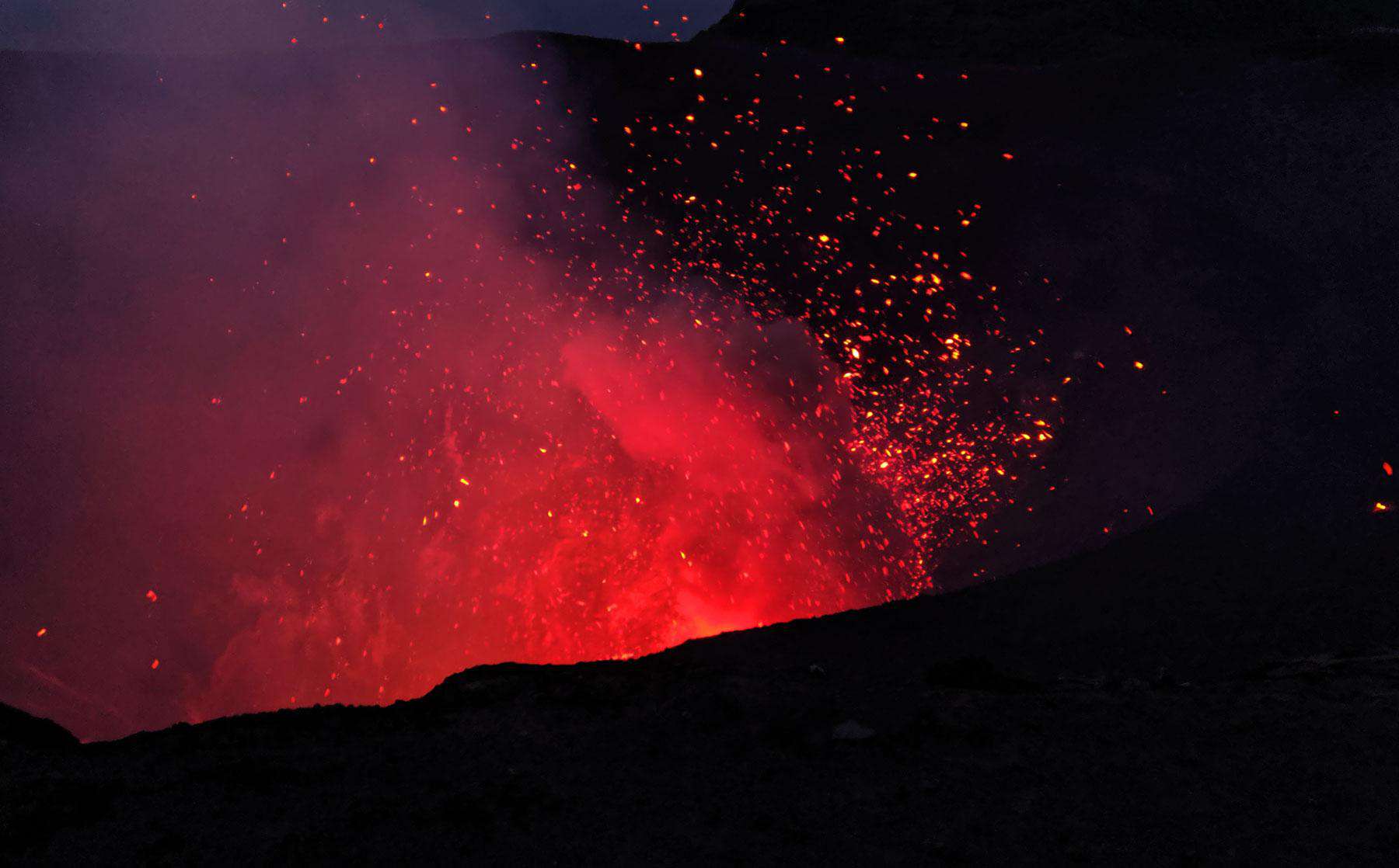 vanuatu tanna mt yasur nightime