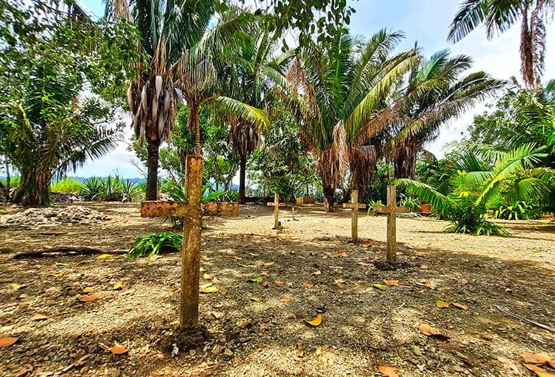 cabuya island cemetery costa rica crosses