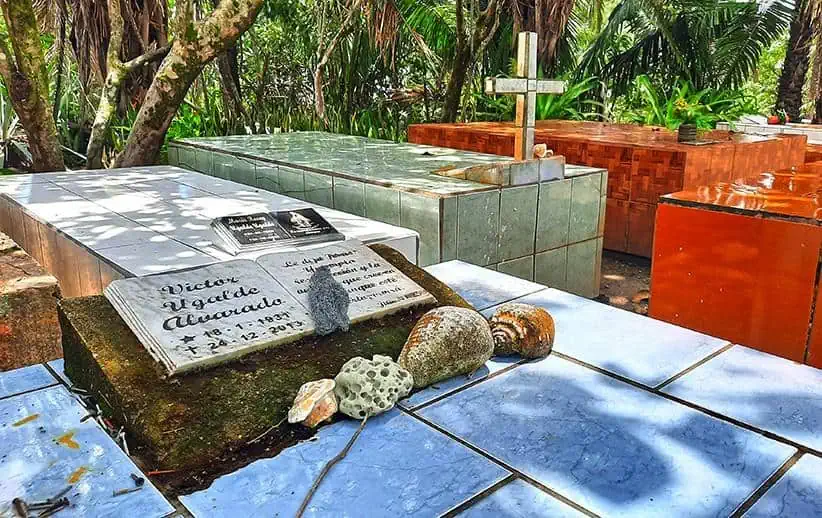 cabuya island cemetery costa rica graves