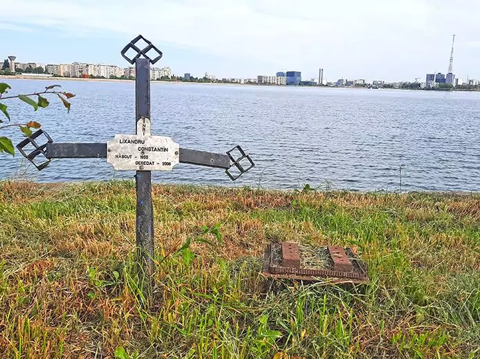 Bucharest Romania Insula Ingerilor Lake Dambovita Lacul Morii Angels Island grave