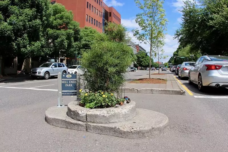 Mill Ends Park Portland Oregon smallest park in the world 5