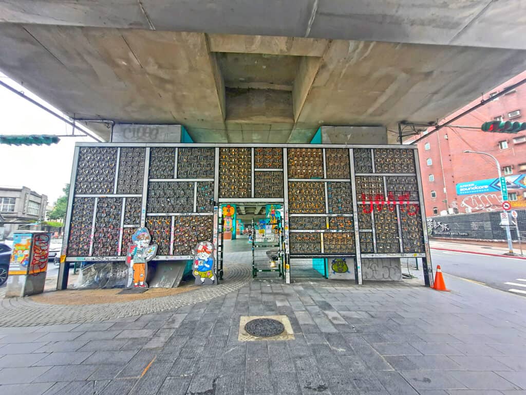 Xinsheng Viaduct Chip Gate Taipei Taiwan 1
